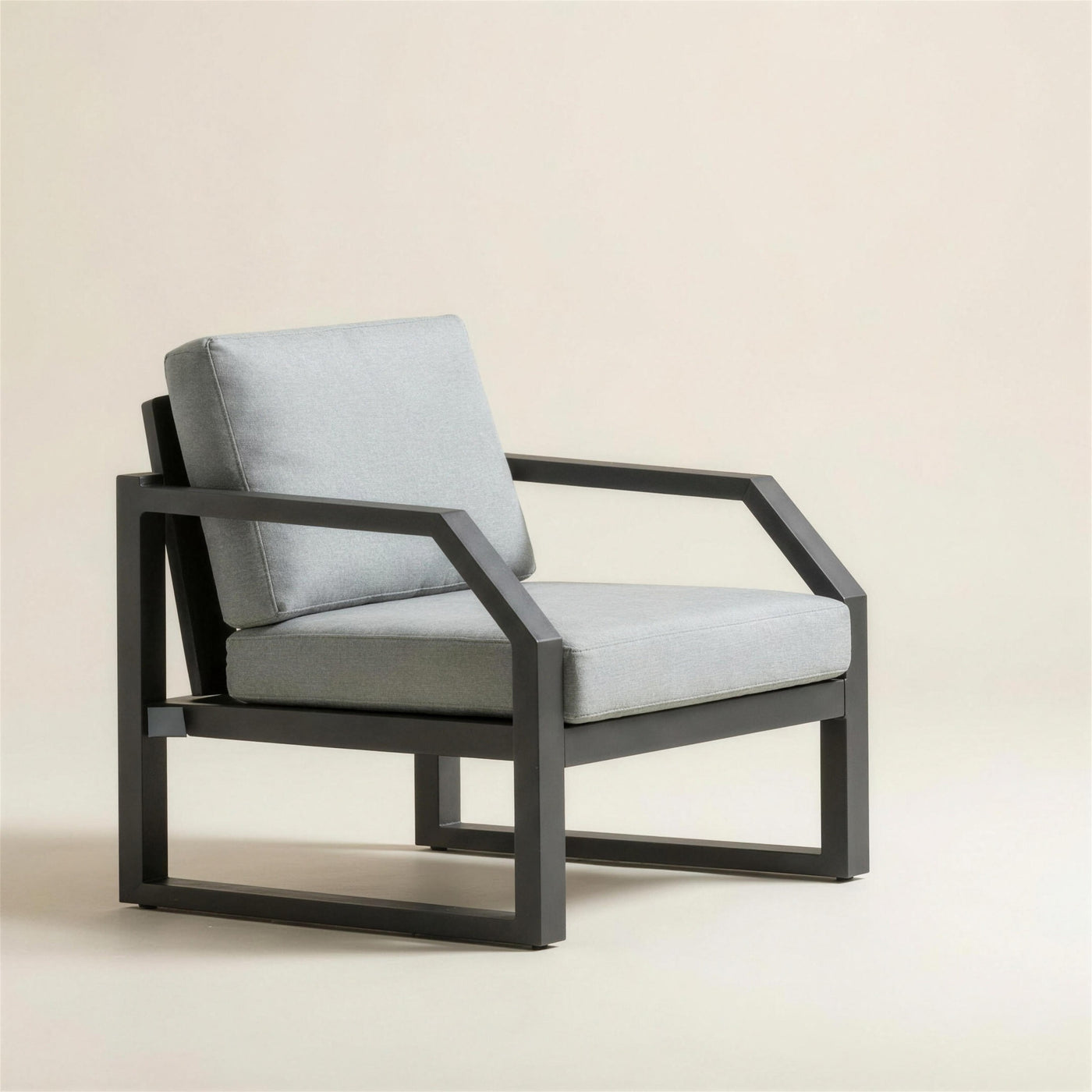 Sillon de exterior Bellagio en aluminio antracita con tirante diagonal y base de patin, cojines gris azulado, 75x75x82 cm, sobre fondo neutro