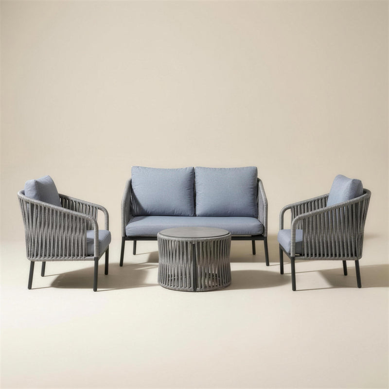 Conjunto de jardin Yina de 2 plazas: sofa, dos sillones y mesa de centro redonda con respaldos de cuerda gris y cojines azul celeste, sobre fondo neutro