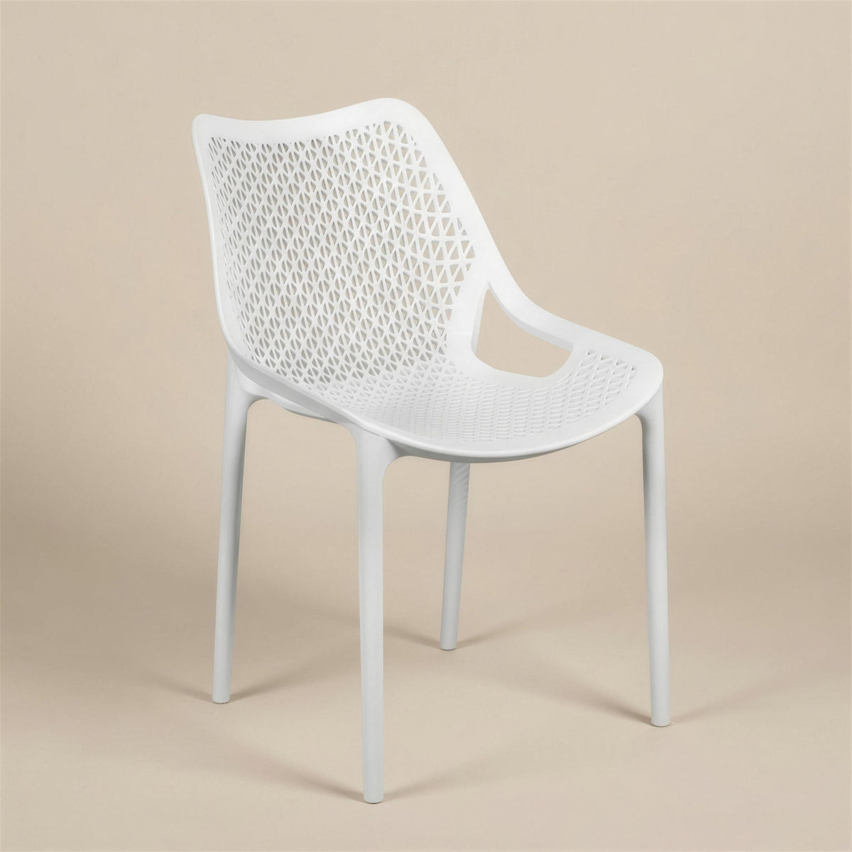Silla de exterior Bruna de resina blanca con respaldo calado de celosia, sin brazos, sobre fondo neutro