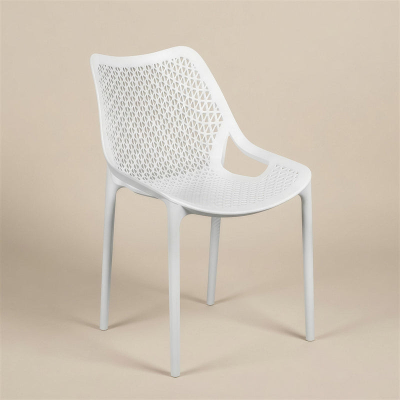 Silla de exterior Bruna de resina blanca con respaldo calado de celosia, sin brazos, sobre fondo neutro