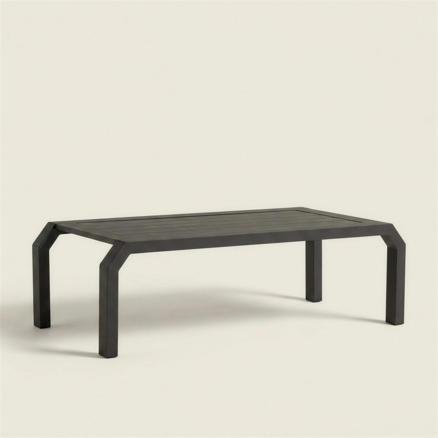 Mesa de centro de exterior Bellagio de aluminio antracita con tablero de lamas y patas curvadas, 125x60x38 cm, sobre fondo neutro