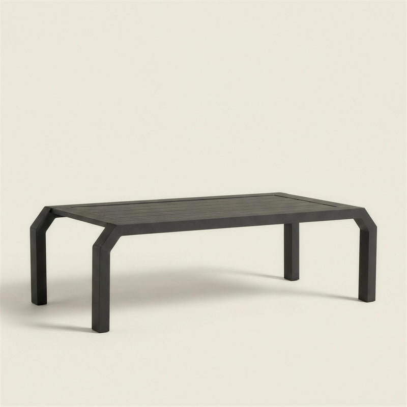 Mesa de centro de exterior Bellagio de aluminio antracita con tablero de lamas y patas curvadas, 125x60x38 cm, sobre fondo neutro