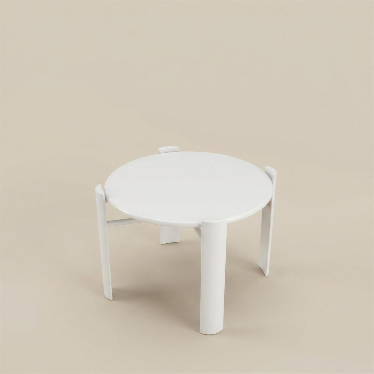 Mesa auxiliar de exterior Noa redonda de 42 cm con tablero blanco y tres patas, sobre fondo neutro