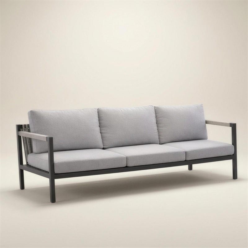 Sofa de terraza Damasco de 3 plazas con estructura de aluminio antracita, brazos forrados de cuerda beige y cojines gris claro, 194x79x75 cm, sobre fondo neutro