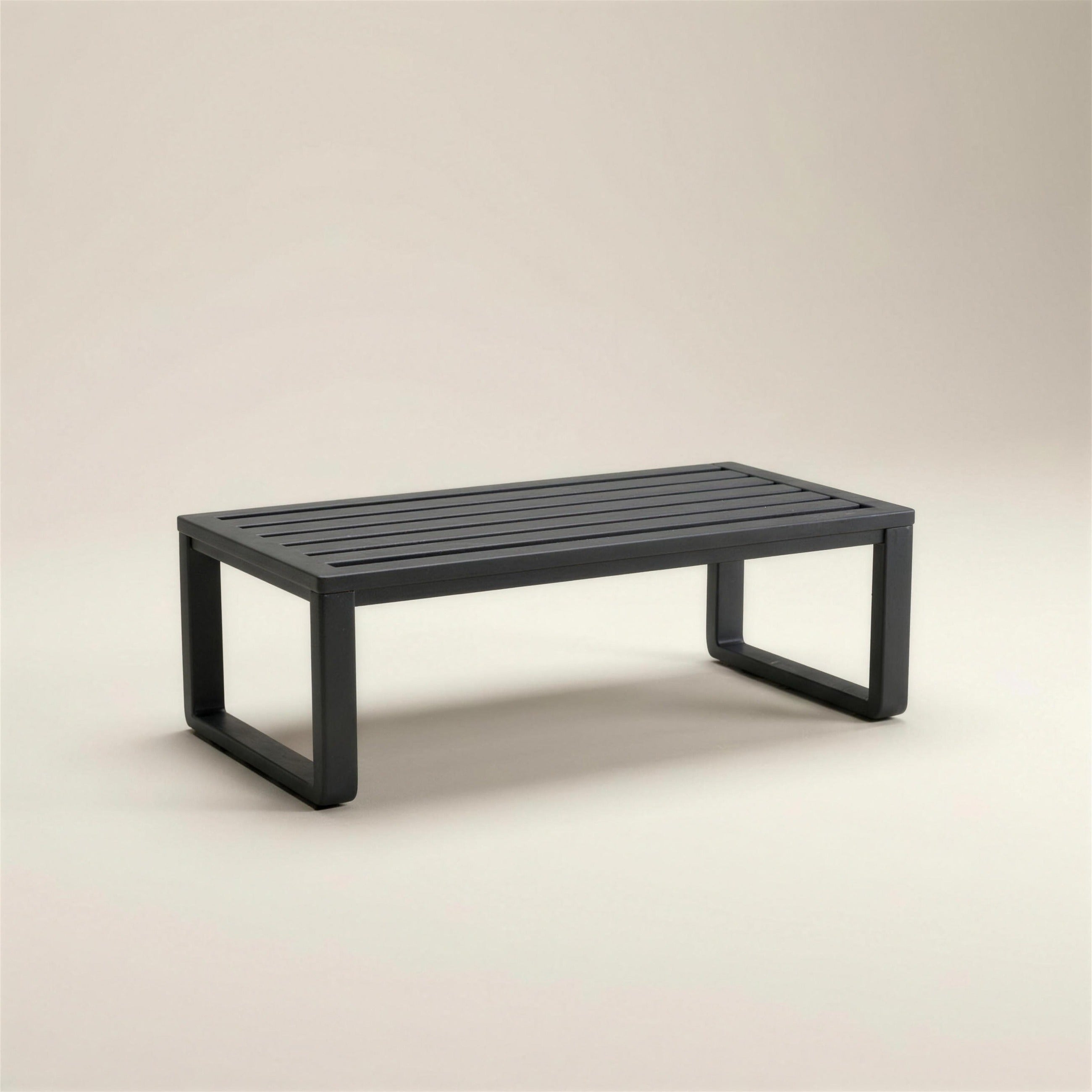 Mesa de centro de exterior Saipros de aluminio antracita con tablero de lamas, 120x60x41 cm, sobre fondo neutro