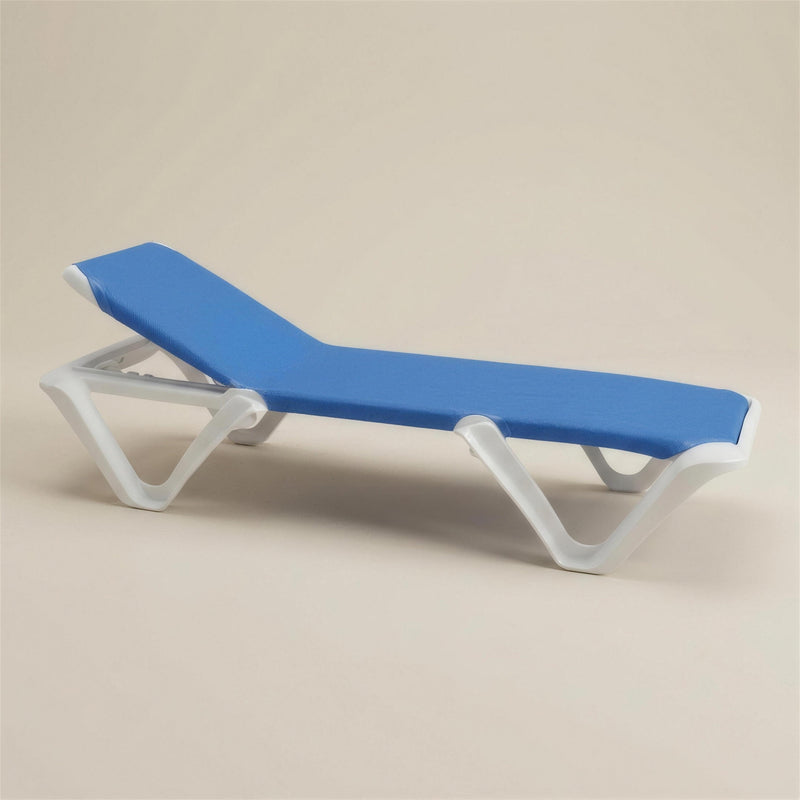 Tumbona de exterior Eva Pro de resina blanca con tejido tecnico azul y respaldo reclinable, sobre fondo neutro