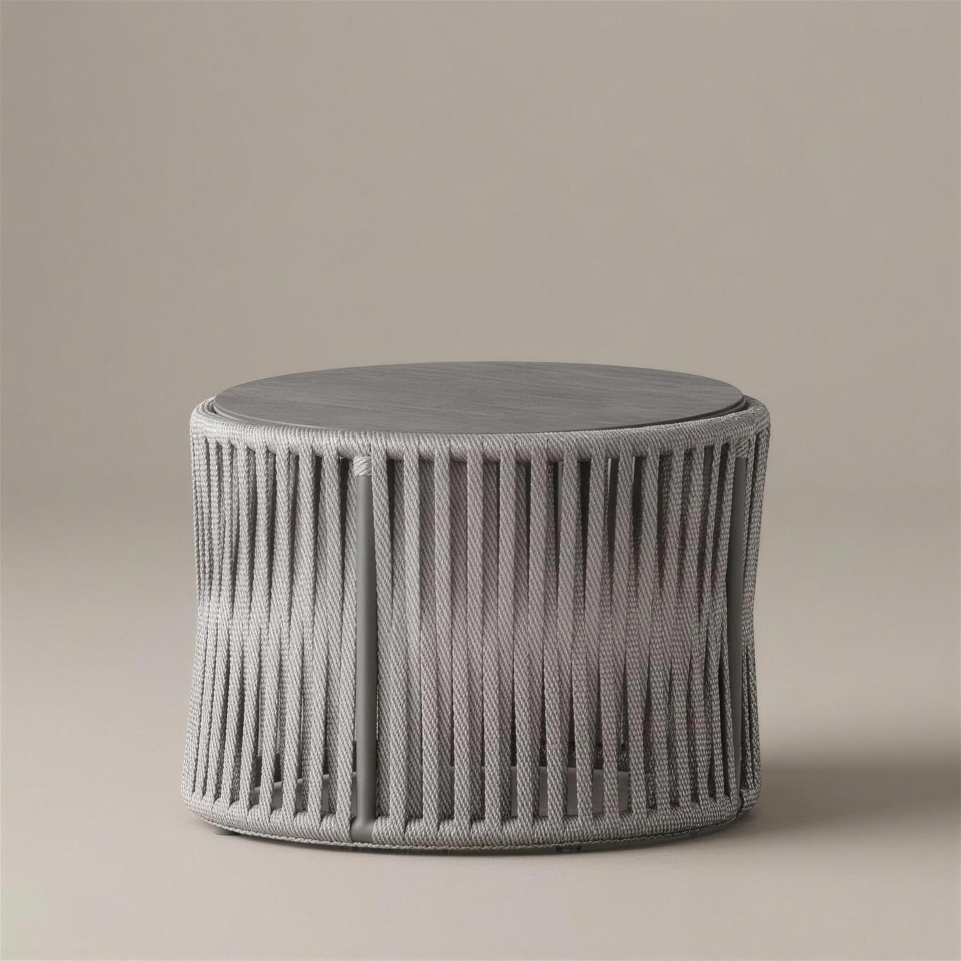 Mesa de centro Yina redonda de 70 cm con faldon de cuerda trenzada gris y tablero HPL gris oscuro, sobre fondo neutro