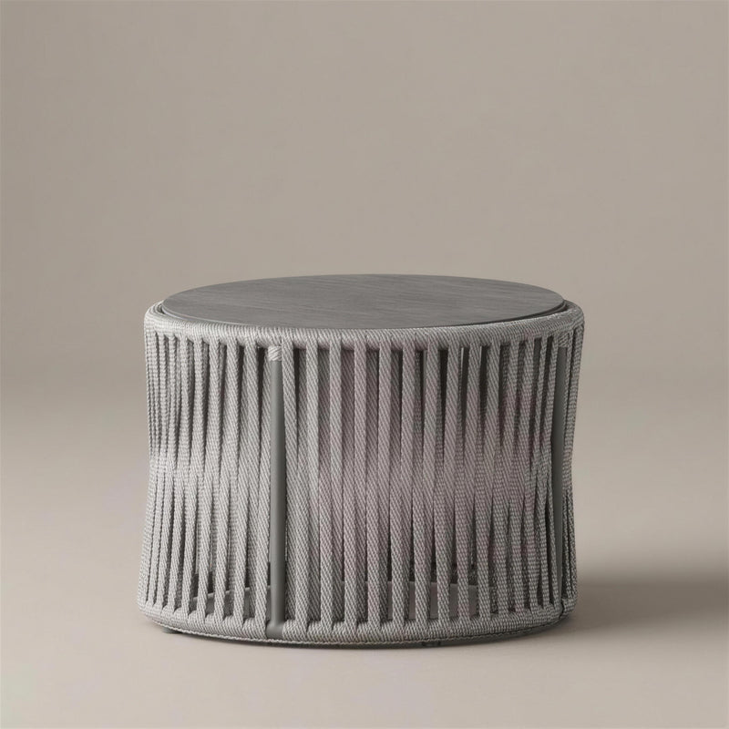 Mesa de centro Yina redonda de 70 cm con faldon de cuerda trenzada gris y tablero HPL gris oscuro, sobre fondo neutro