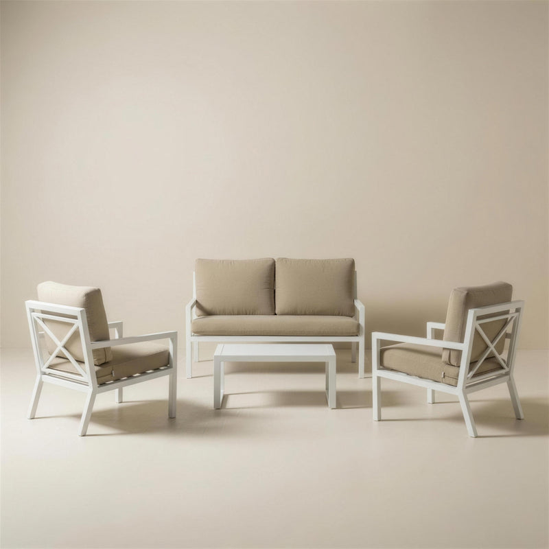 Conjunto de jardin Dounvil de 2 plazas en aluminio blanco con aspa en el lateral y cojines color arena, sobre fondo neutro