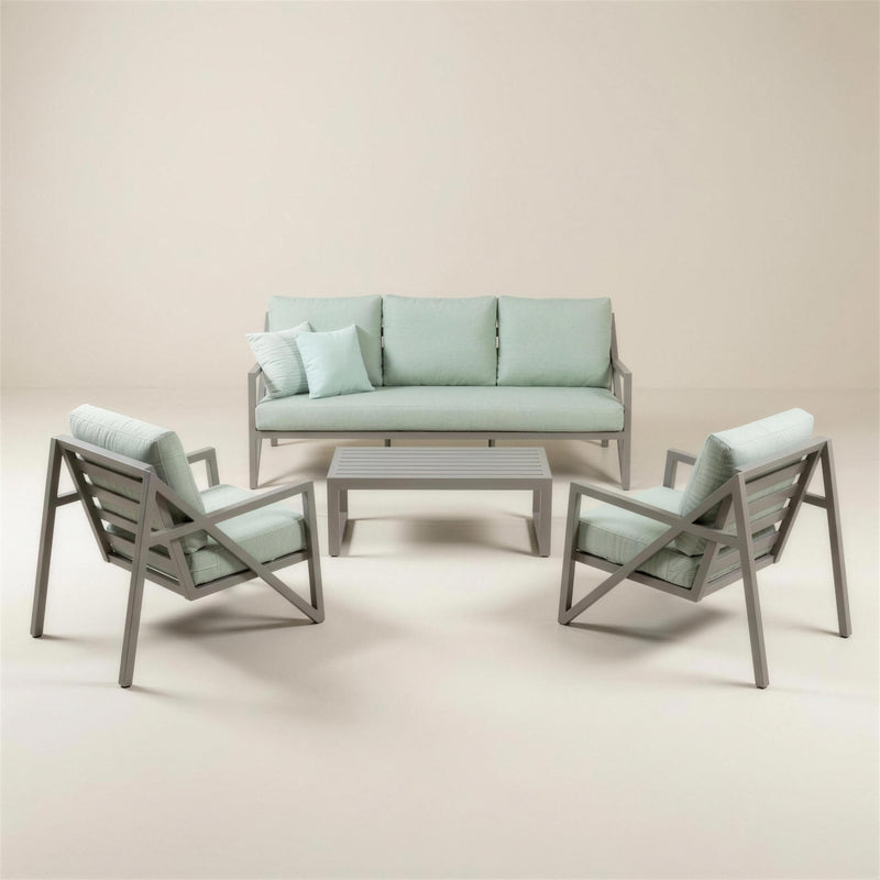 Conjunto de jardin Albania de 3 plazas en aluminio gris claro con patas en A y tapiceria verde salvia: sofa, dos sillones y mesa de centro, sobre fondo neutro