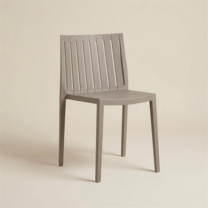 Silla de exterior Vera de resina tortola con respaldo de listones verticales, sin brazos, sobre fondo neutro