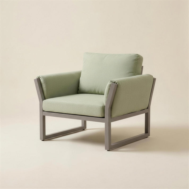 Sillon de exterior Cupra con estructura de aluminio tortola, brazos tapizados y cojines verde salvia, 65x75x90 cm, sobre fondo neutro