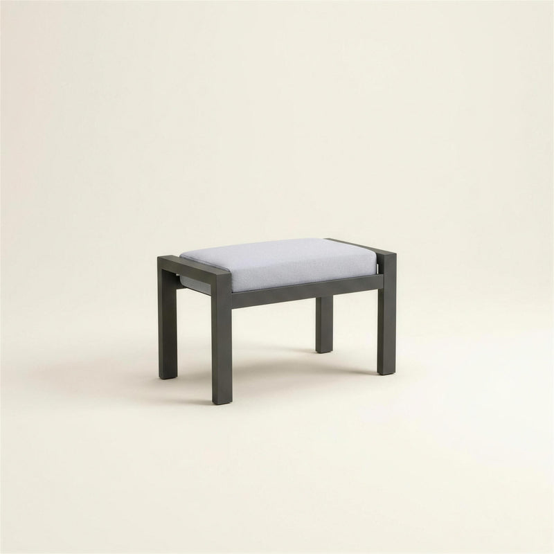 Reposapies de exterior Standard XL con estructura de aluminio antracita y cojin gris claro, 85x50x43 cm, sobre fondo neutro
