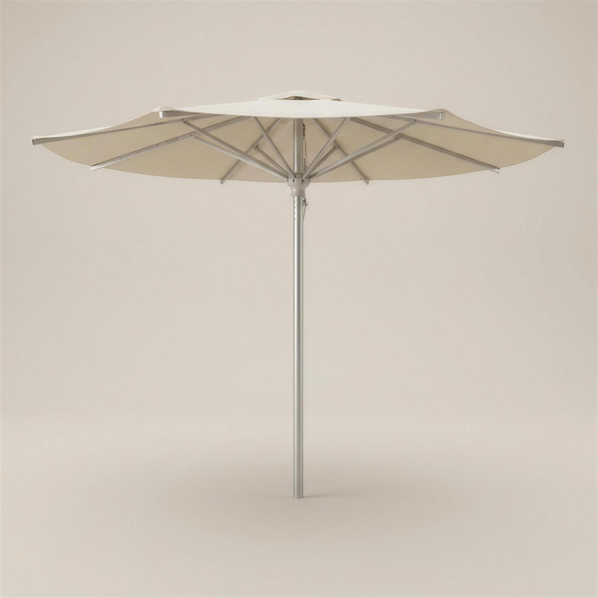 Parasol redondo de exterior Garbi de 300 cm, con lona color crema, ocho varillas con tirantes y mastil de aluminio, sobre fondo neutro. El pie se vende por separado