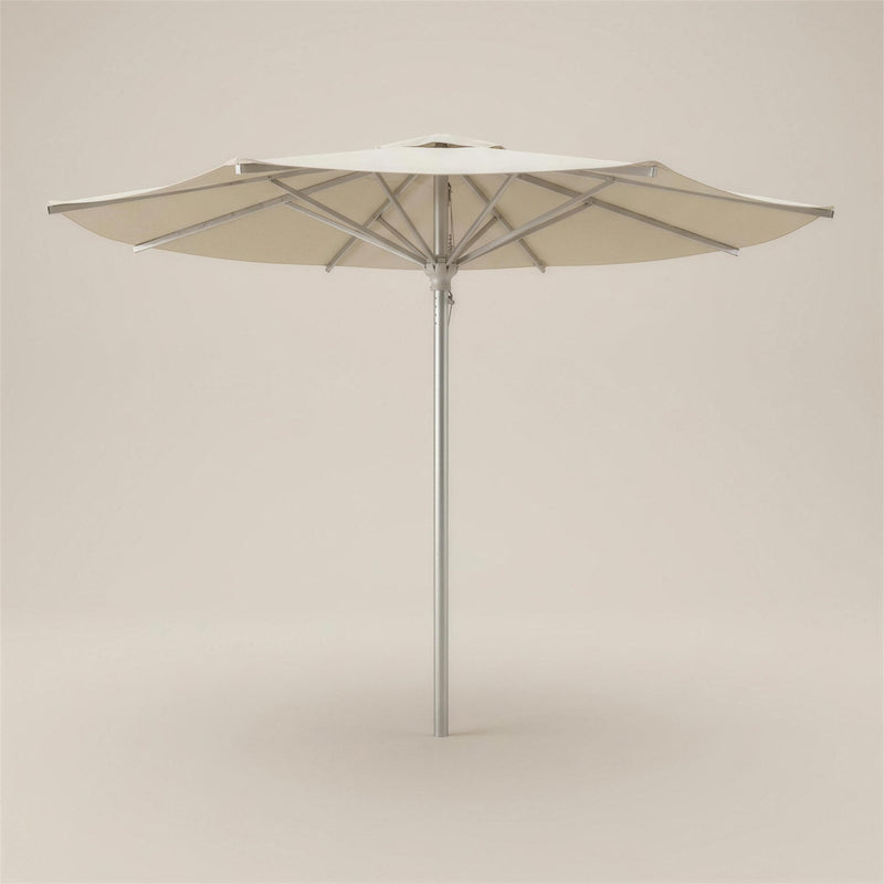 Parasol redondo de exterior Garbi de 300 cm, con lona color crema, ocho varillas con tirantes y mastil de aluminio, sobre fondo neutro. El pie se vende por separado