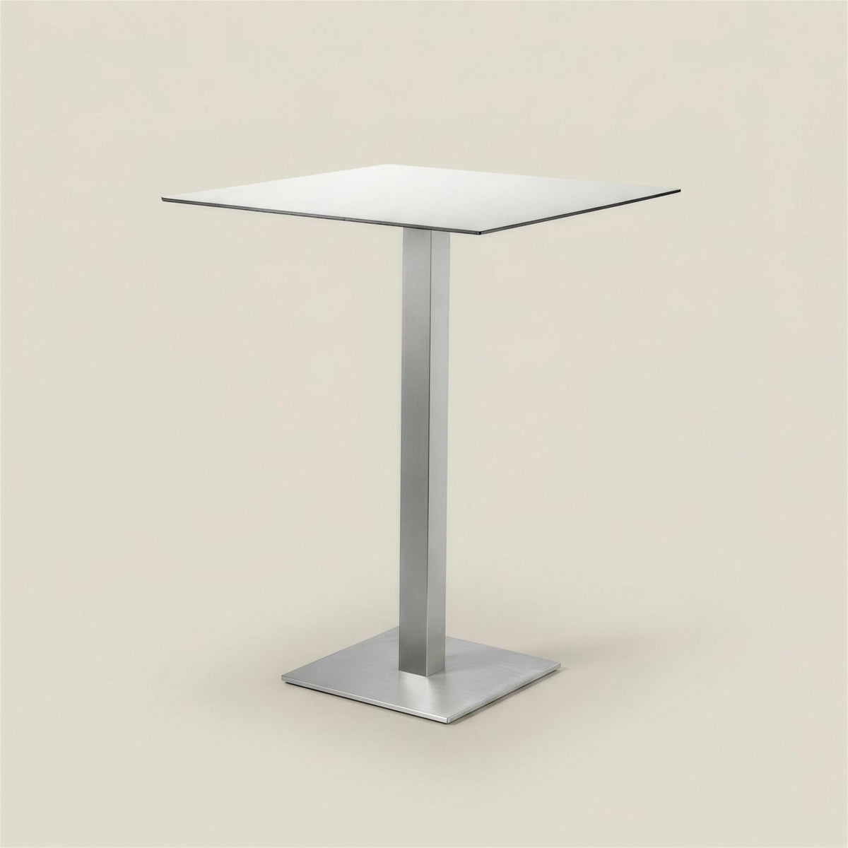 Mesa alta de exterior con tablero cuadrado claro, columna de aluminio y base cuadrada de acero, sobre fondo neutro