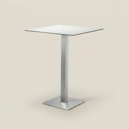 Mesa alta de exterior con tablero cuadrado claro, columna de aluminio y base cuadrada de acero, sobre fondo neutro