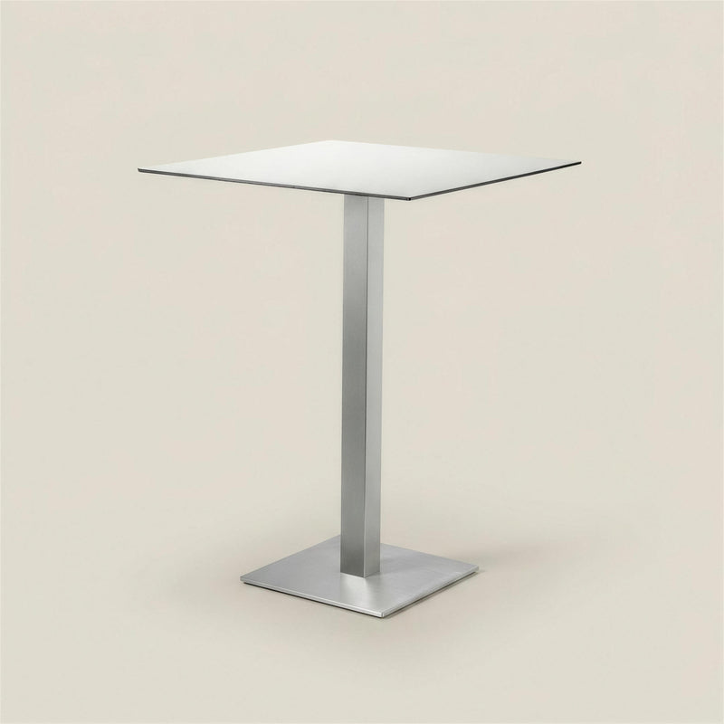 Mesa alta de exterior con tablero cuadrado claro, columna de aluminio y base cuadrada de acero, sobre fondo neutro