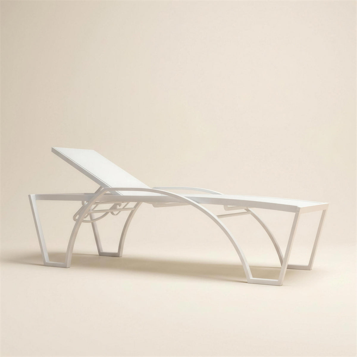 Tumbona de exterior Etna Alta de aluminio blanco con bastidor arqueado, asiento elevado para entrar y salir con facilidad y tejido tecnico blanco, sobre fondo neutro