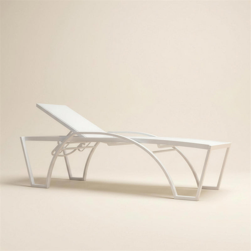 Tumbona de exterior Etna Alta de aluminio blanco con bastidor arqueado, asiento elevado para entrar y salir con facilidad y tejido tecnico blanco, sobre fondo neutro