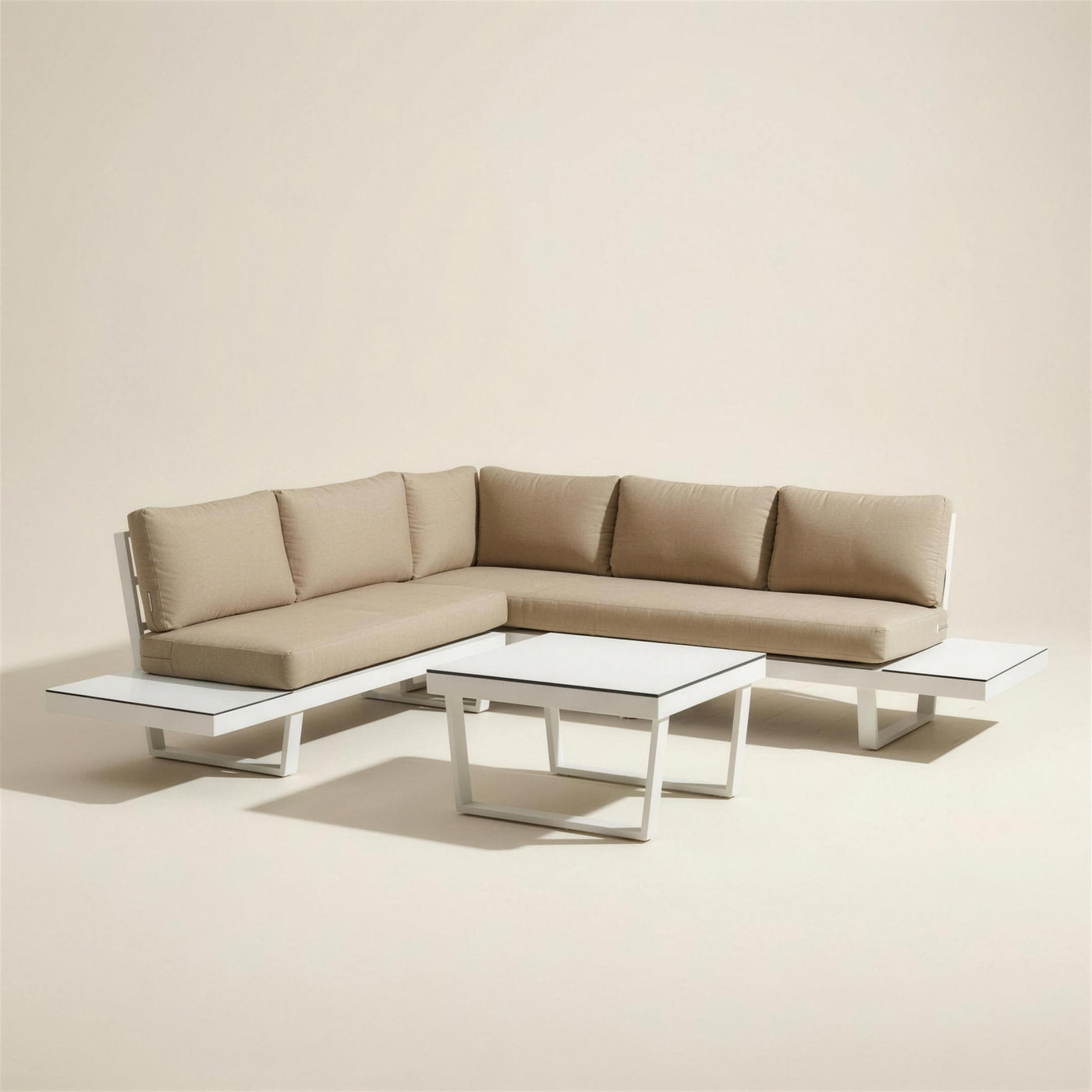 Conjunto rinconera de exterior Loira-7 de aluminio blanco con tableros HPL y cojines arena, sofa de esquina y mesa de centro, sobre fondo neutro