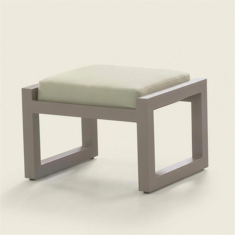 Reposapies de exterior Standard con estructura de aluminio tortola y cojin verde claro, 60x50x40 cm, sobre fondo neutro