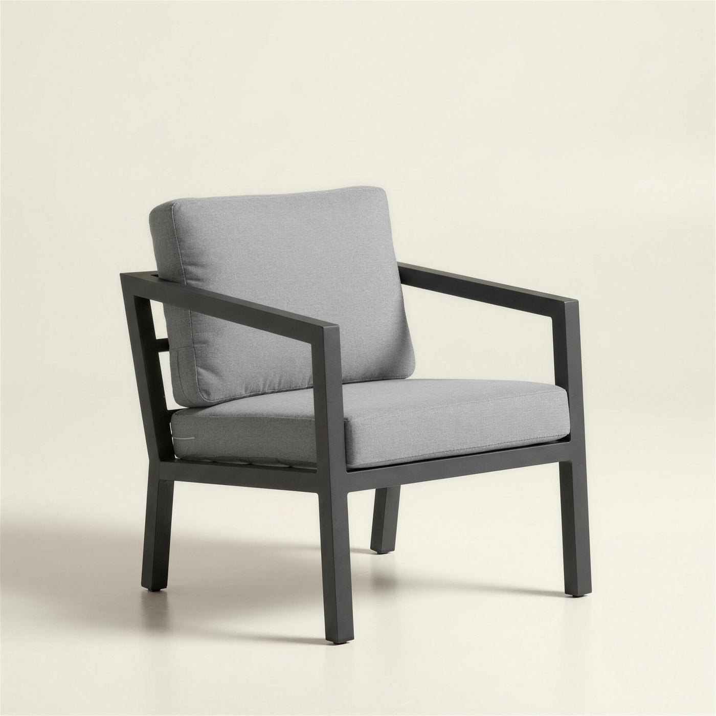 Sillon de exterior Acapulco en aluminio antracita con brazos de marco abierto y cojines gris claro, 64x66x70 cm, sobre fondo neutro