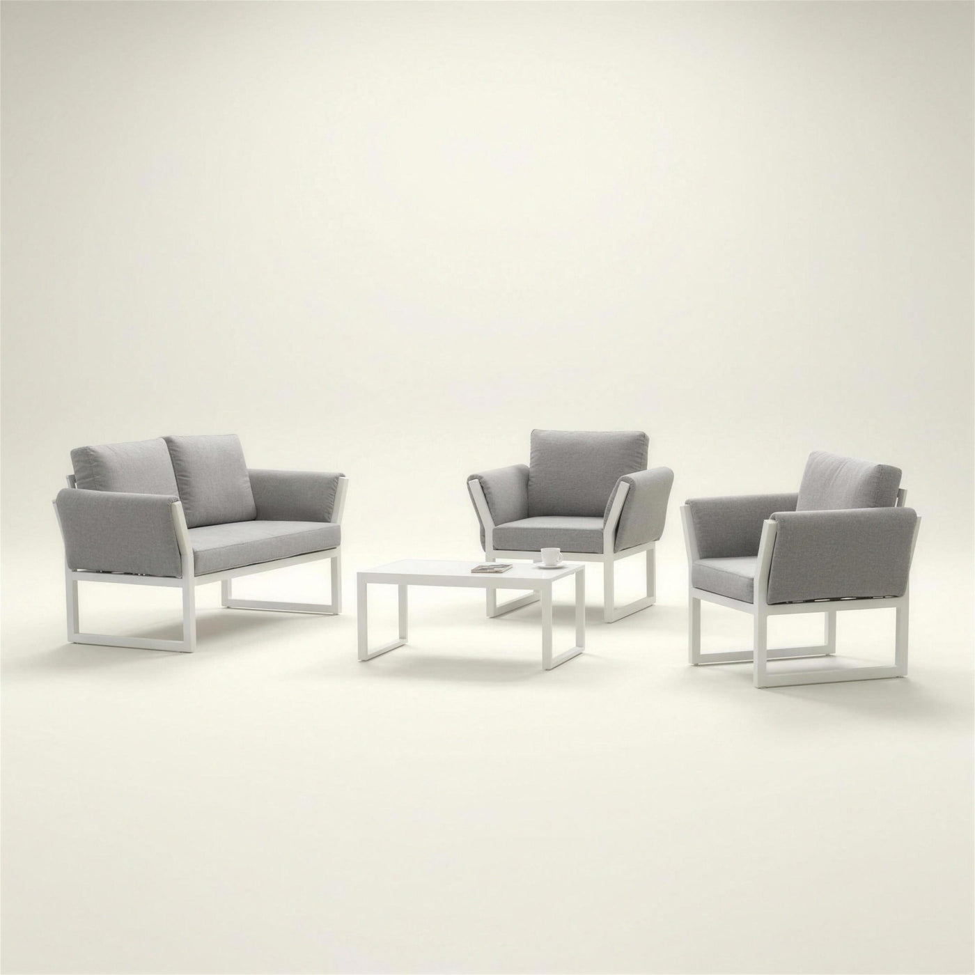 Conjunto de jardin Cupra en aluminio blanco con sofa de 2 plazas, dos sillones y mesa de centro, con cojines gris claro, sobre fondo neutro