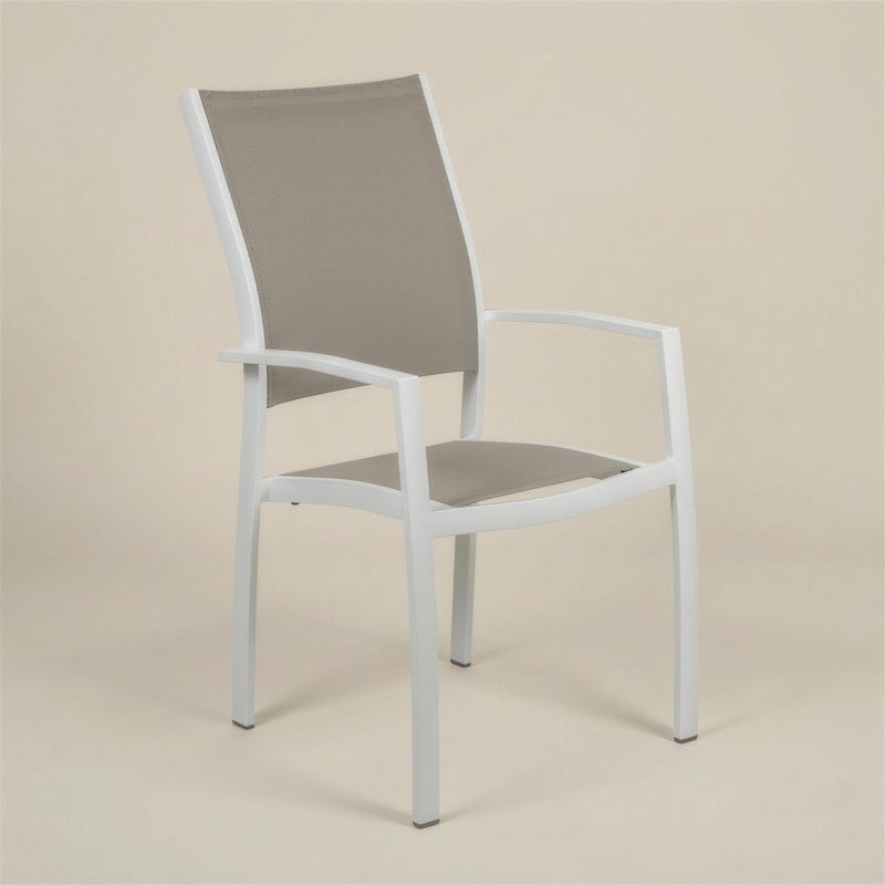 Silla de exterior Etna Alta con estructura de aluminio blanco, respaldo alto de tejido tecnico tortola y reposabrazos, sobre fondo neutro