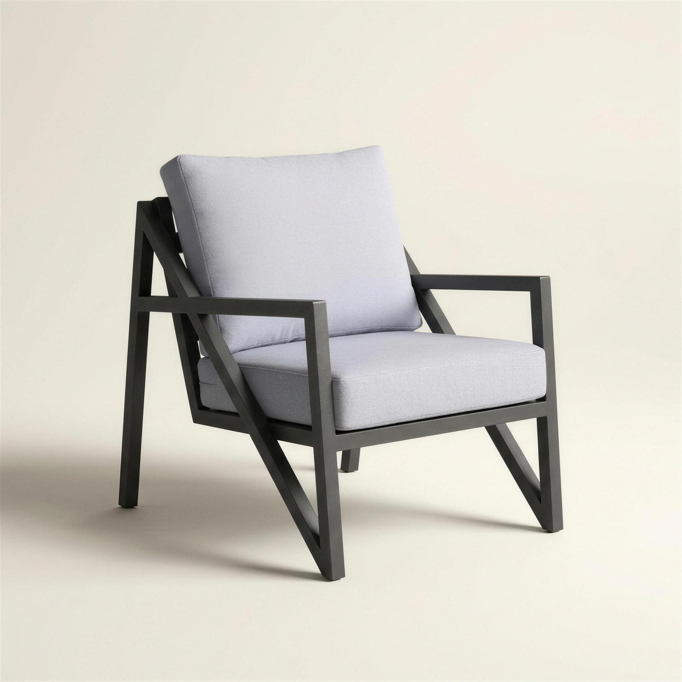 Sillon de exterior Albania con estructura de aluminio antracita y patas en A, cojines gris claro, 76x70x100 cm, sobre fondo neutro