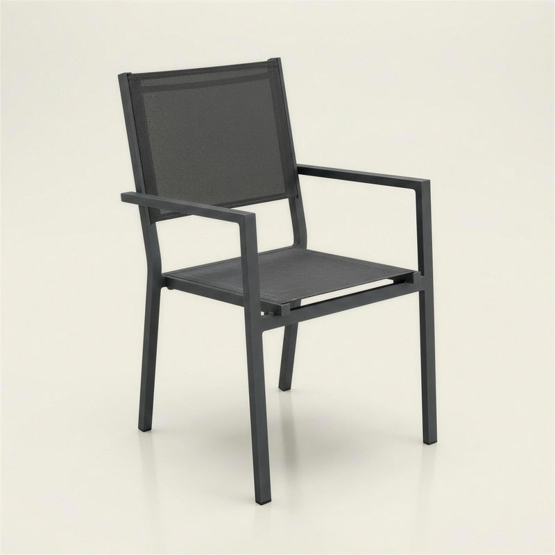 Silla de exterior Corcega apilable, de aluminio antracita con asiento y respaldo de textileno oscuro, 55x50x90 cm, sobre fondo neutro