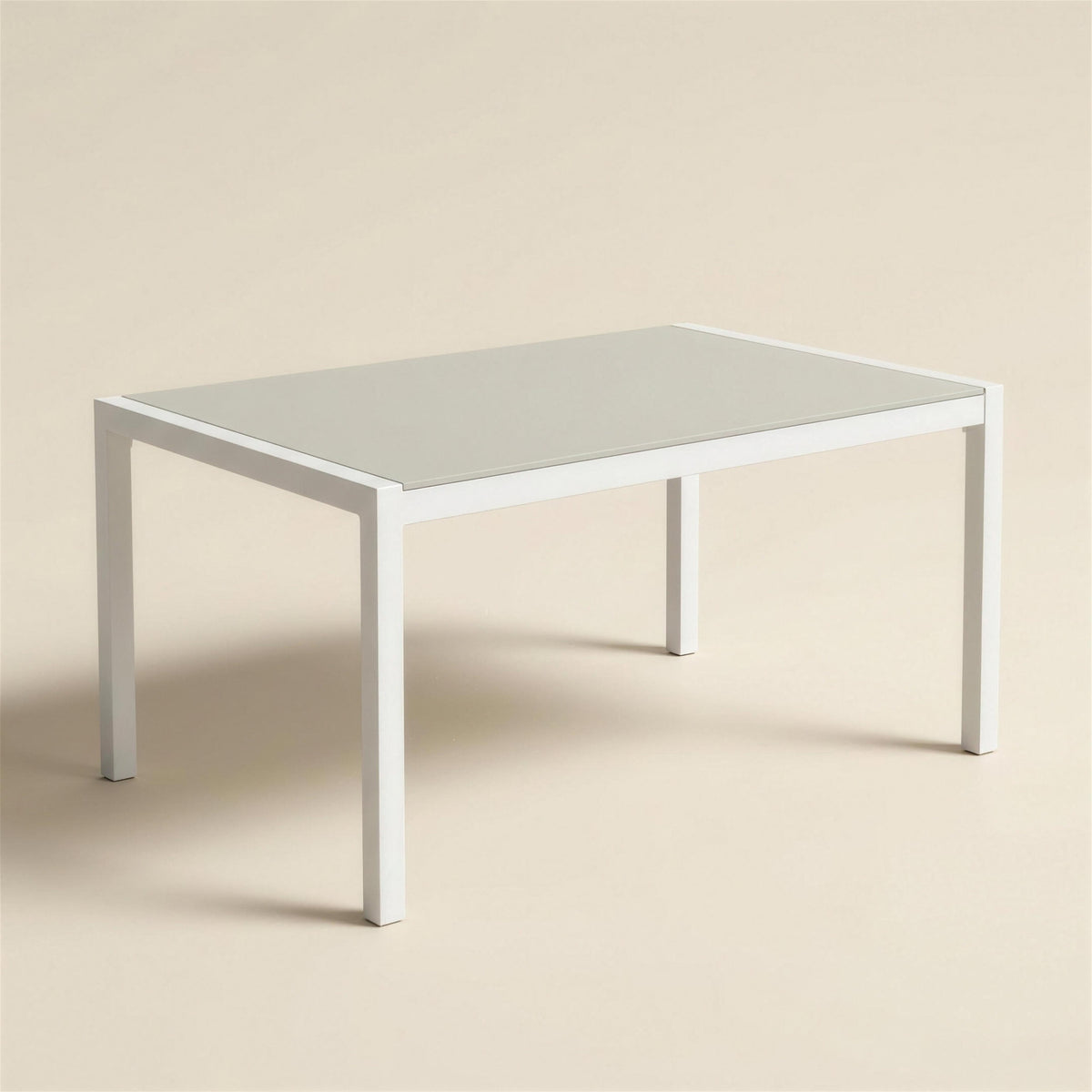 Mesa de comedor de exterior con estructura de aluminio blanco y tablero de HPL gris perla encastrado en el marco, sobre fondo neutro. Se vende solo la mesa, sin sillas