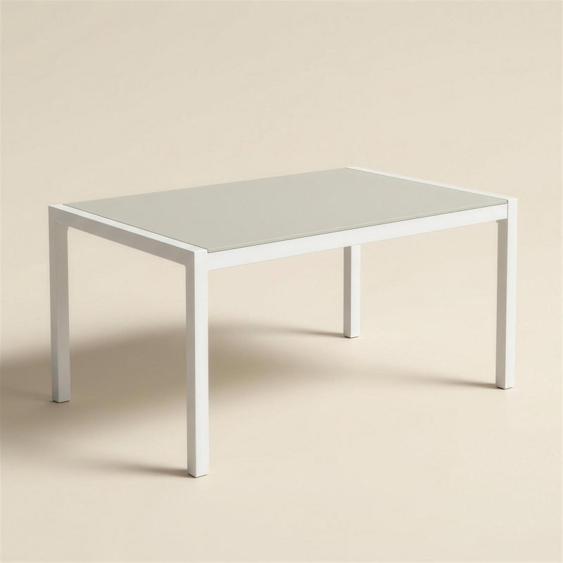 Mesa de comedor de exterior con estructura de aluminio blanco y tablero de HPL gris perla encastrado en el marco, sobre fondo neutro. Se vende solo la mesa, sin sillas