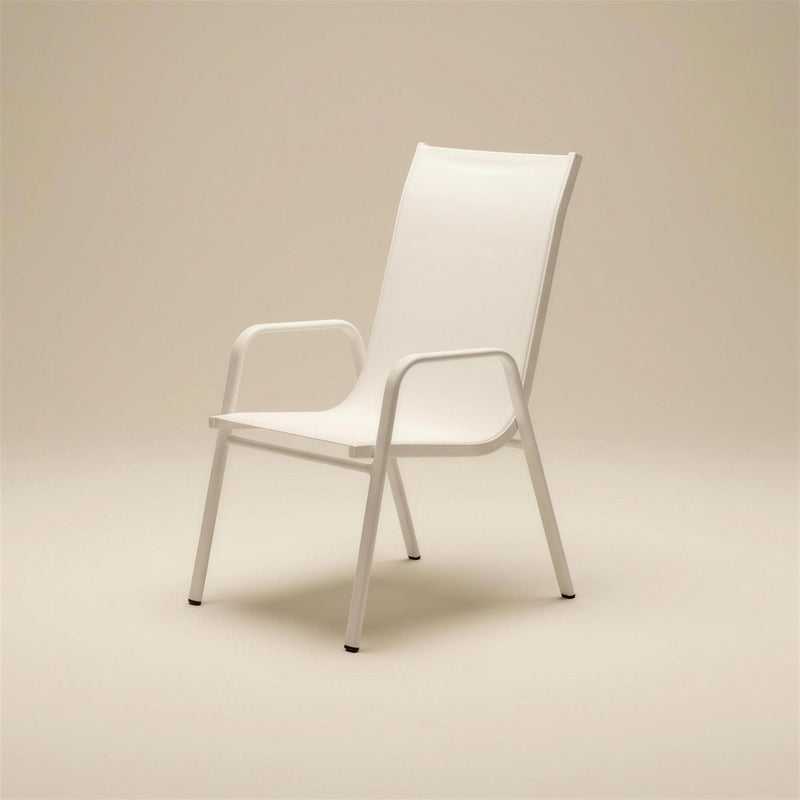 Silla de exterior Avalon apilable, de aluminio blanco con asiento y respaldo de textileno blanco, 58x57x100 cm, sobre fondo neutro