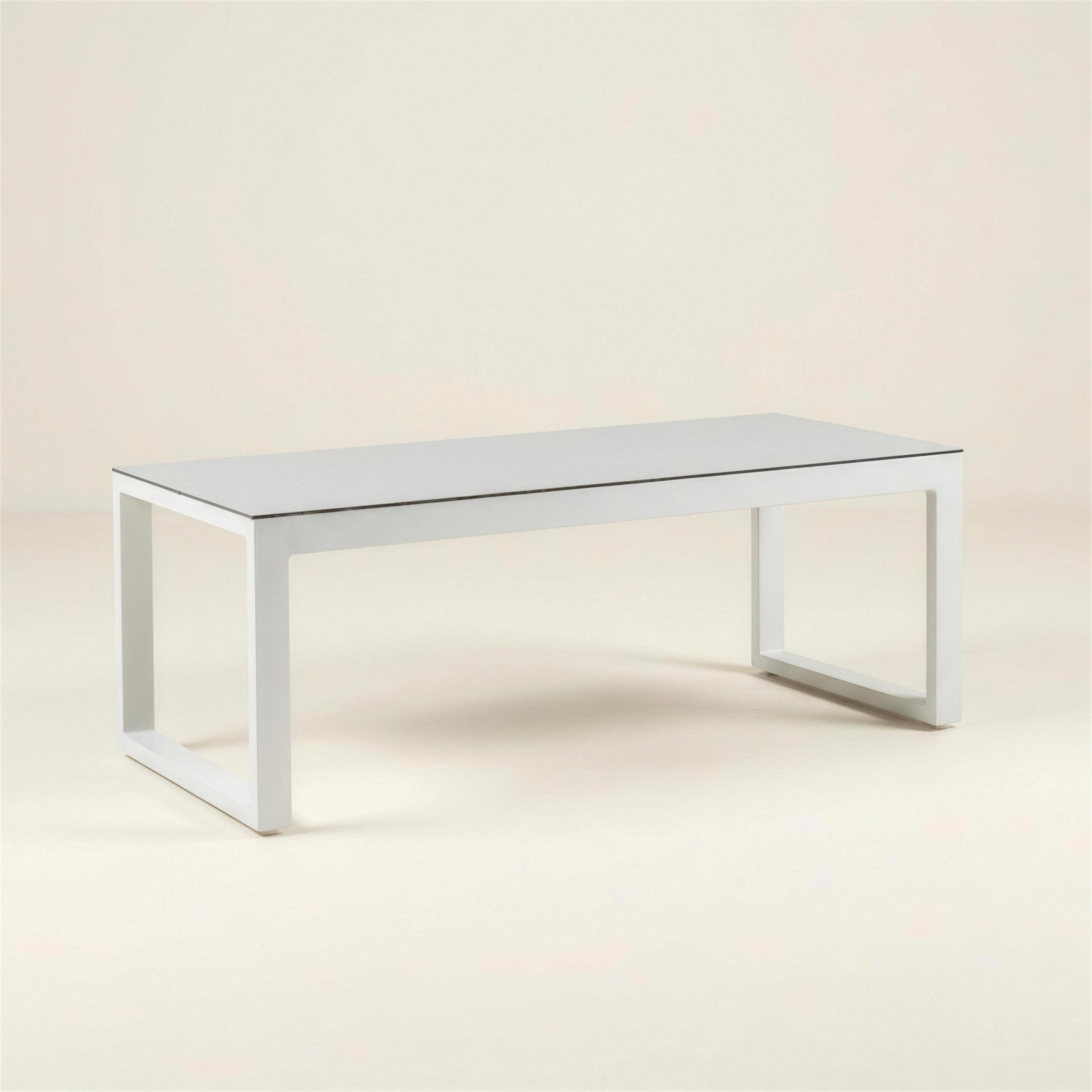 Mesa de centro de exterior de aluminio blanco con tablero HPL claro, 90x50x40 cm, sobre fondo neutro