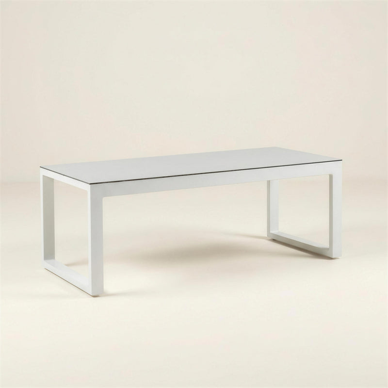 Mesa de centro de exterior de aluminio blanco con tablero HPL claro, 90x50x40 cm, sobre fondo neutro