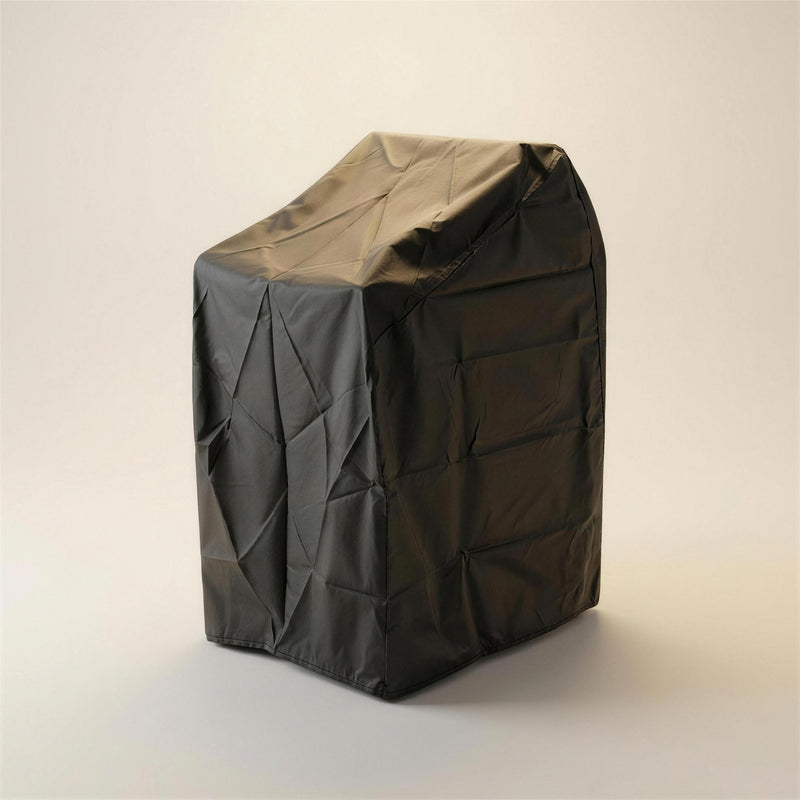 Funda protectora de exterior gris oscuro puesta sobre una pila de sillas, con sus costuras y su caida, sobre fondo neutro