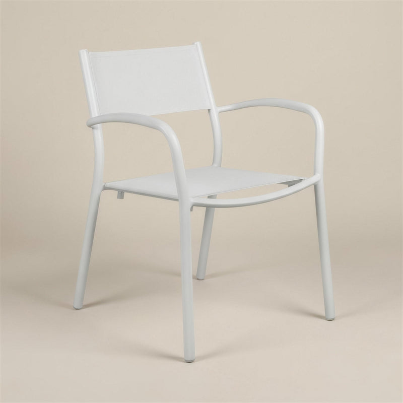 Silla de exterior Mila con estructura de aluminio blanco, tejido tecnico blanco y reposabrazos curvos, sobre fondo neutro