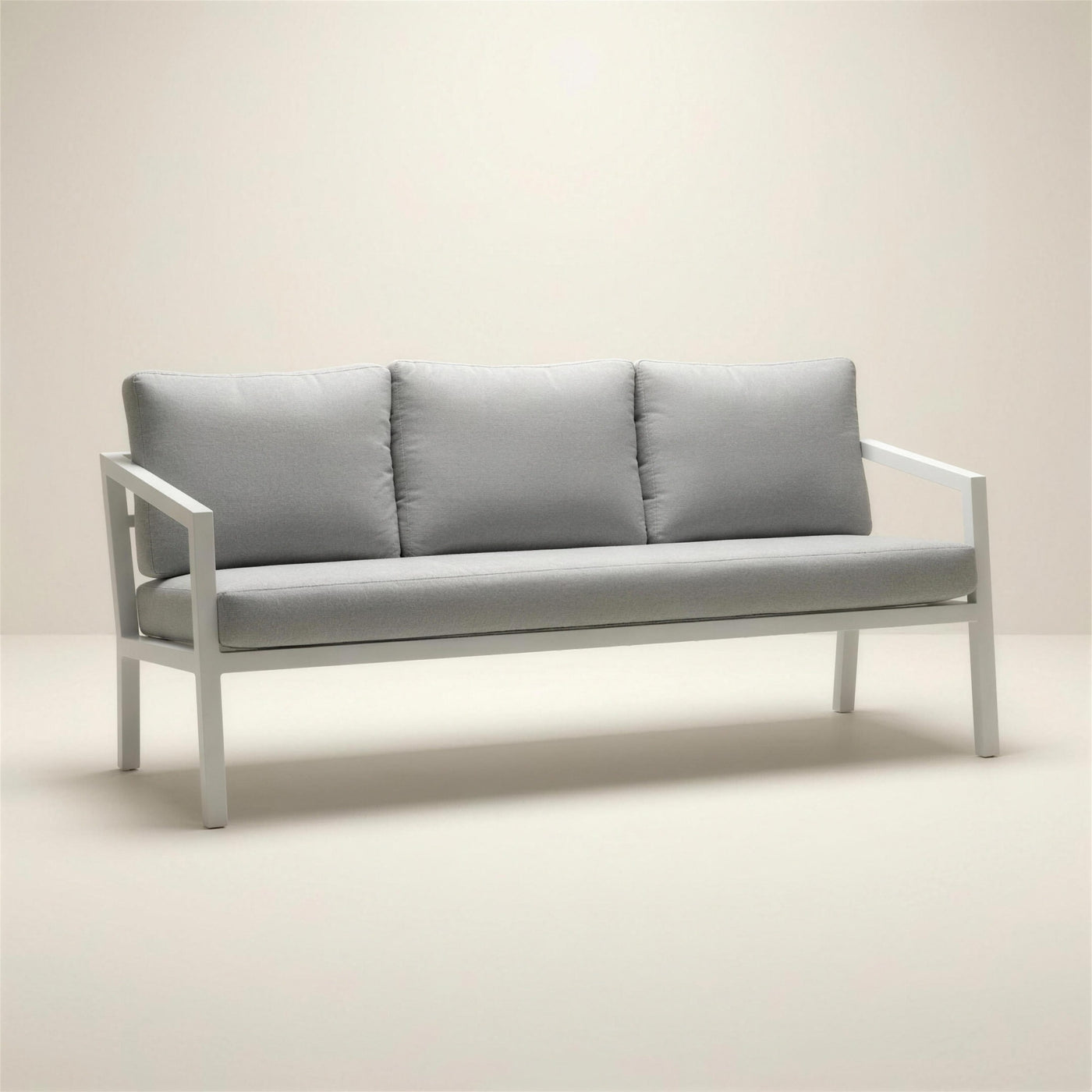 Sofa de terraza Acapulco de 3 plazas en aluminio blanco con brazos de marco abierto y cojines gris claro, 185x66x70 cm, sobre fondo neutro