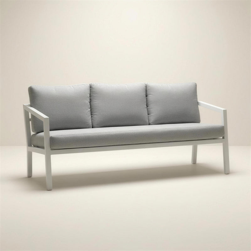 Sofa de terraza Acapulco de 3 plazas en aluminio blanco con brazos de marco abierto y cojines gris claro, 185x66x70 cm, sobre fondo neutro