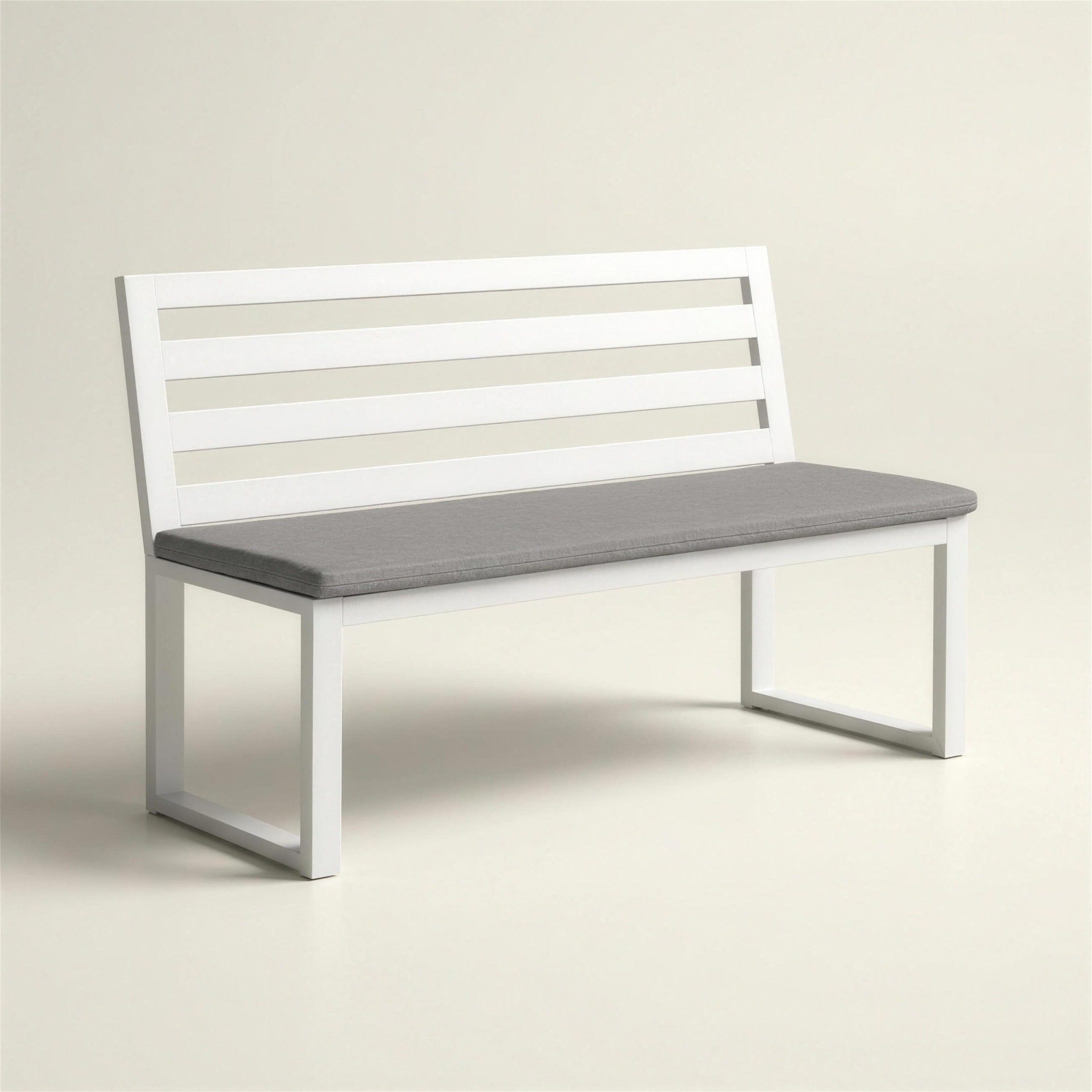 Banco de exterior Sevilla de aluminio blanco con respaldo de tres lamas horizontales y asiento gris, 108x42x88 cm, sobre fondo neutro