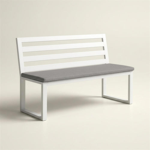 Banco de exterior Sevilla de aluminio blanco con respaldo de tres lamas horizontales y asiento gris, 108x42x88 cm, sobre fondo neutro