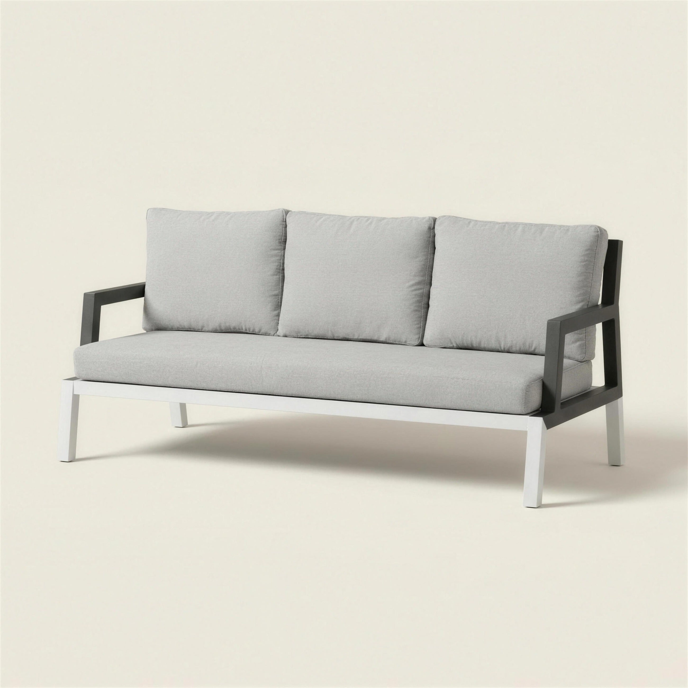Sofa de terraza Leisa de 3 plazas con brazos de aluminio antracita sobre chasis blanco y cojines gris claro, 196x80x85 cm, sobre fondo neutro