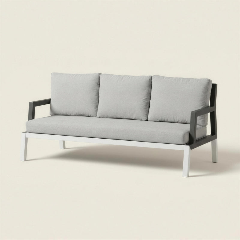 Sofa de terraza Leisa de 3 plazas con brazos de aluminio antracita sobre chasis blanco y cojines gris claro, 196x80x85 cm, sobre fondo neutro