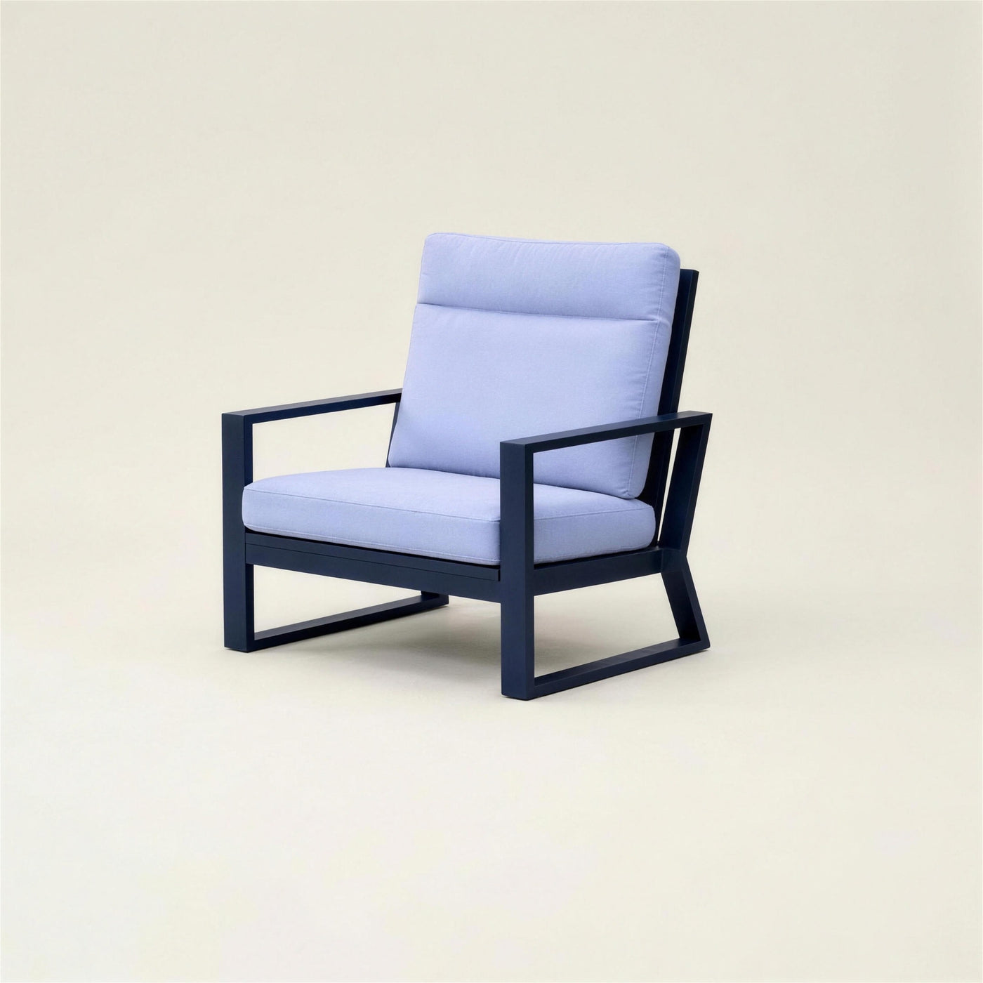 Sillon de exterior Bolonia XL en aluminio azul marino con brazo de marco abierto y base de patin, cojines azul lavanda, 78x84x104 cm, sobre fondo neutro