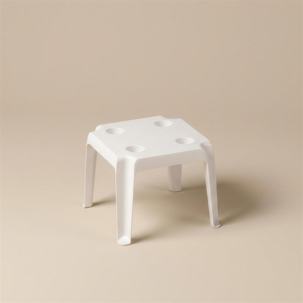 Mesa auxiliar de exterior decorativa de 48x48 cm en resina blanca, con relieve moldeado en el tablero, sobre fondo neutro