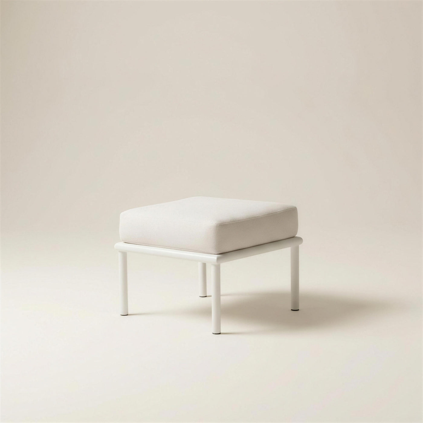 Reposapies de exterior Cloe con estructura de tubo redondo blanco y cojin blanco crudo, 50x45x40 cm, sobre fondo neutro