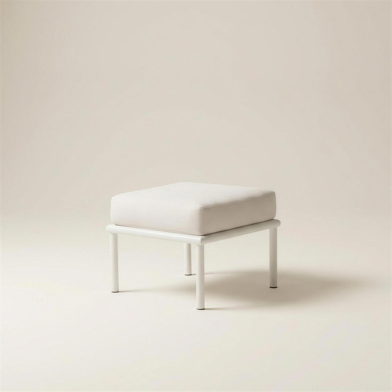 Reposapies de exterior Cloe con estructura de tubo redondo blanco y cojin blanco crudo, 50x45x40 cm, sobre fondo neutro