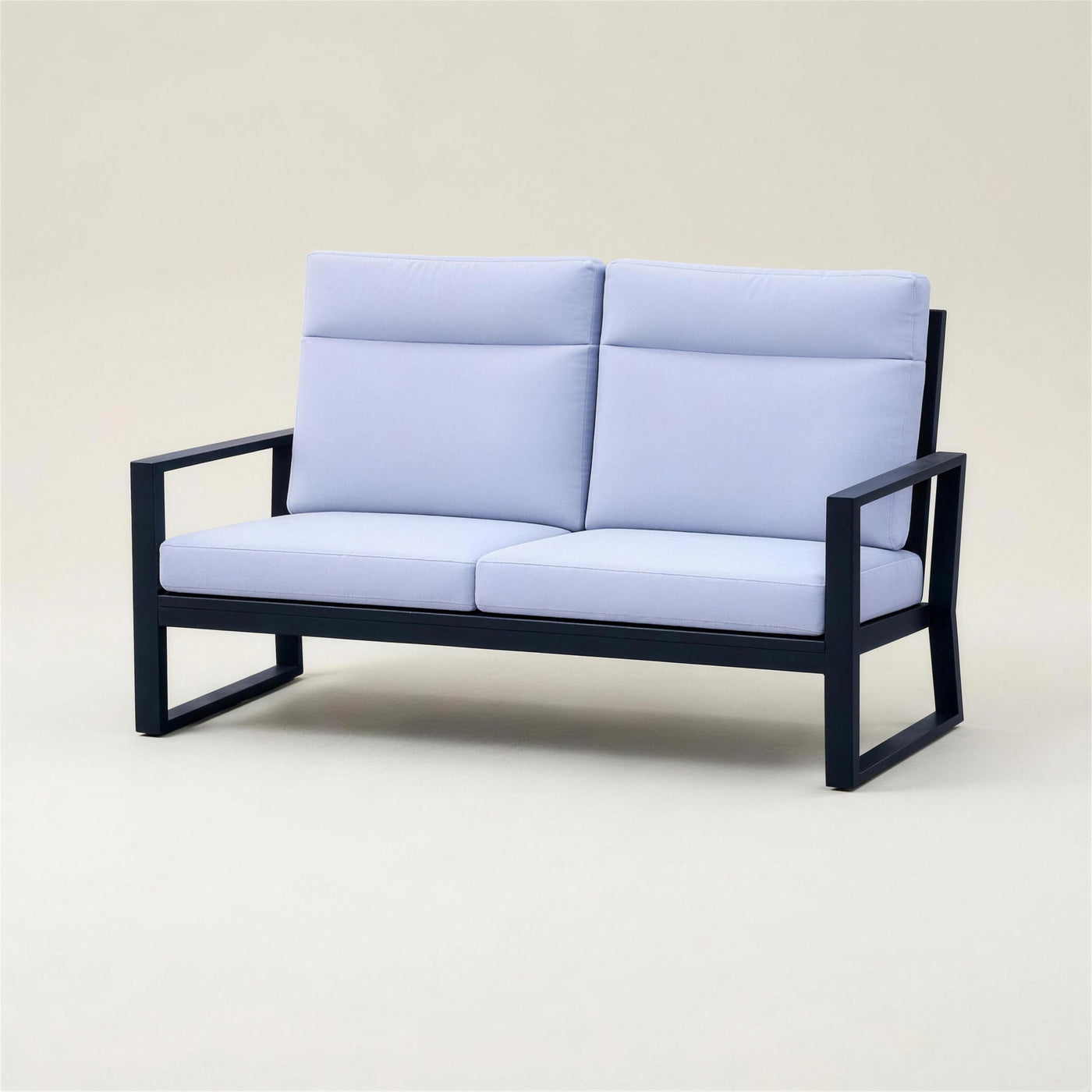 Sofa de terraza Bolonia XL de 2 plazas en aluminio azul marino con brazos de marco abierto y base de patin, cojines azul lavanda, 141x84x104 cm, sobre fondo neutro
