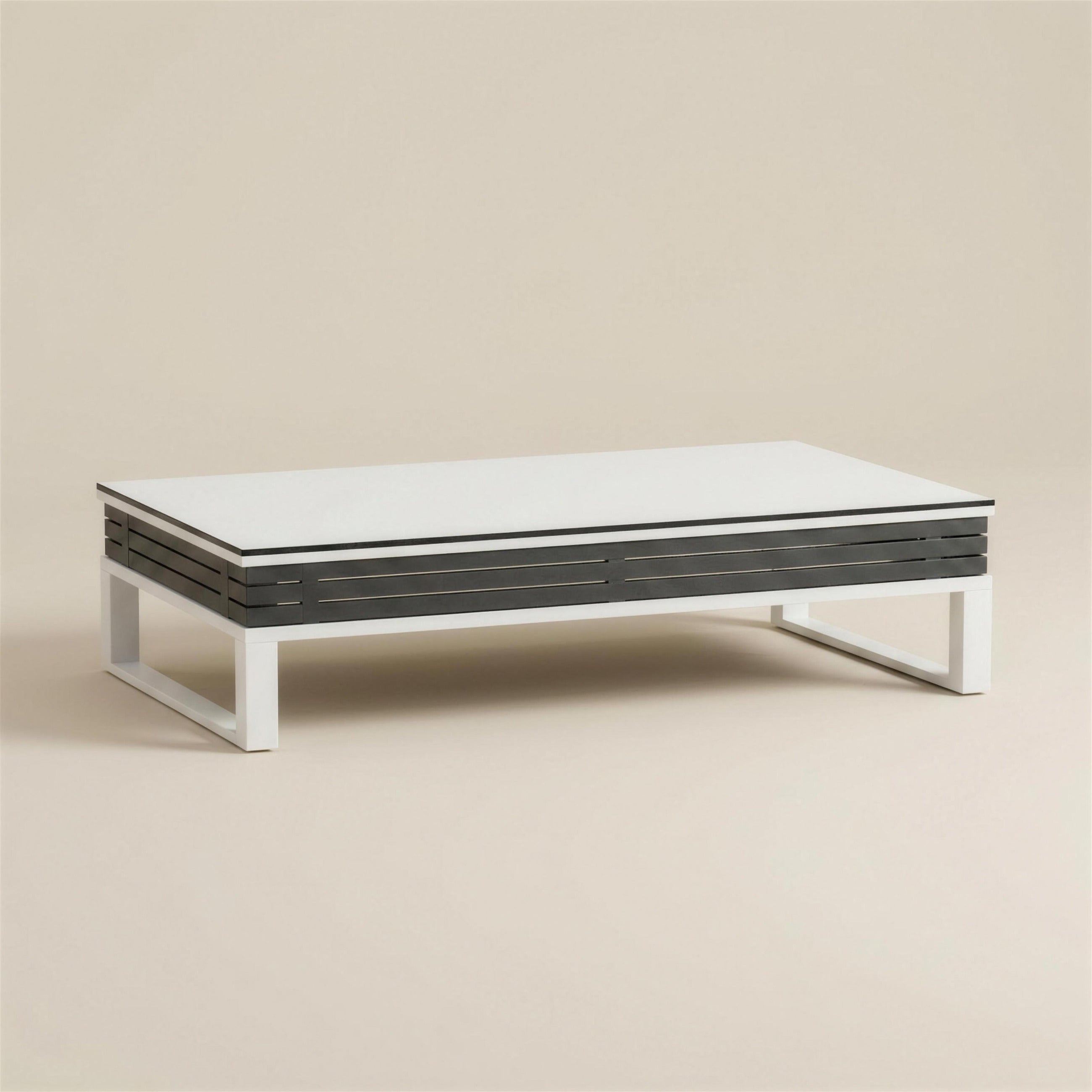 Mesa de centro de exterior bicolor de 120 cm, con patas de aluminio blanco, faldon de lamas antracita y tablero HPL blanco, 120x60x40 cm, sobre fondo neutro